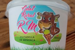 Rural RM, gelat artesà amb segell local elaborat amb llet de vaca vermella menorquina