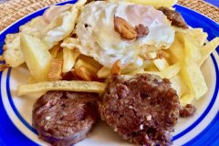 Patates fregides amb ous estrellats i botifarró blanc