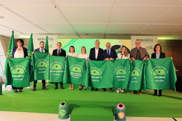 Menorca consigue la Bandera Verde de Ecovidrio gracias a su compromiso con el reciclaje de vidrio y la sostenibilidad durante el pasado verano