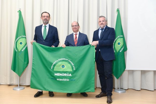 El Consorcio de Residuos de Menorca recoge la Bandera Verde de Ecovidrio en el compromiso con el reciclaje de vidrio