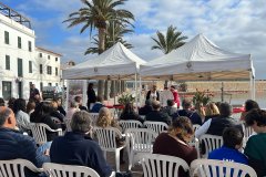 Pilar Tanu y Joan Caballo conquistan al público con la elaboración de su menú navideño en la plaza de s’Algaret de Fornells