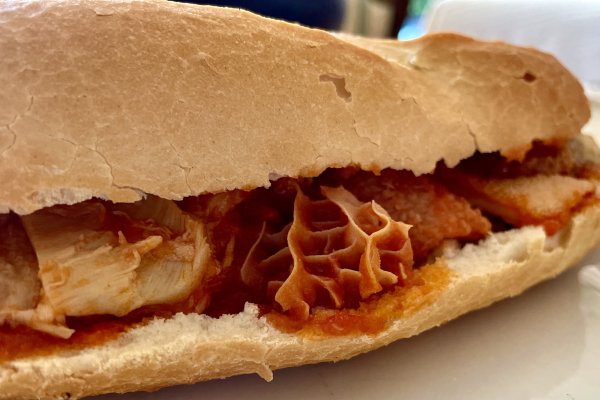 Bocadillo de callos con salsa de tomate