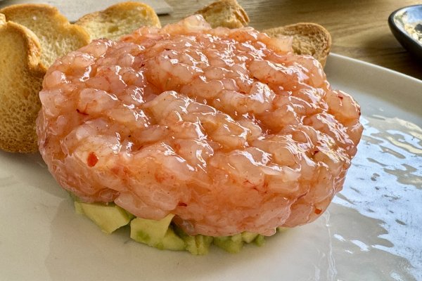  78 / 5.000 Tartare de crevettes rouges du Ciutadella. Restaurant 2 Camins. Photo : Bep Al·lès©