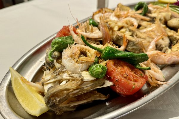 Gallo de San Pedro frito con ajos y gamba blanca de Ciutadella en Mr. Jaume