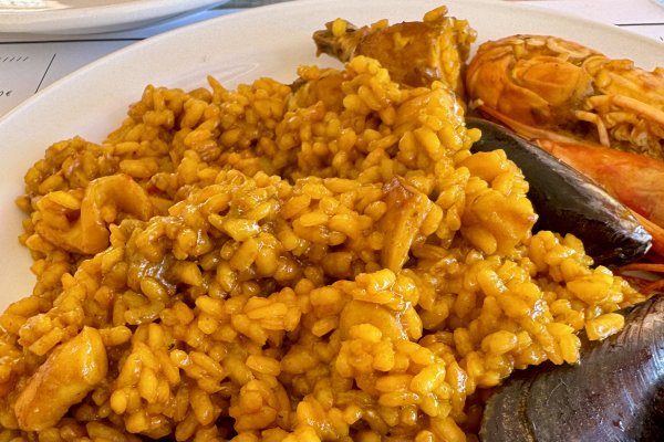 ¿Cuántos comensales comen de una paella de arroz según su diámetro?