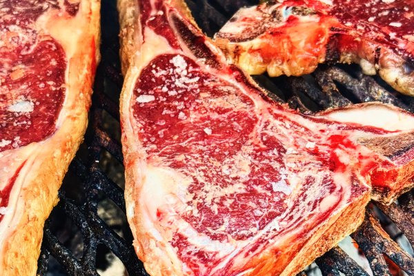 Les mitjanes de vaca vermella de Menorca a la brasa de la Carnisseria Fel Caules