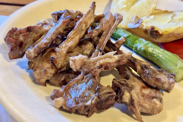 Chuletillas de cordero lechal a la brasa en el Grill Es Caliu