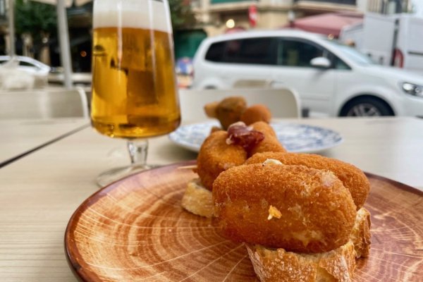 Menjar croquetes a Bilbao