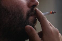 Bruselas pide prohibir el tabaco y los cigarrillos electrónicos en espacios al aire libre como las terrazas de bares