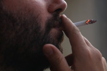 Brussel·les demana prohibir el tabac i les cigarretes electròniques en espais a l'aire lliure com les terrasses de bars