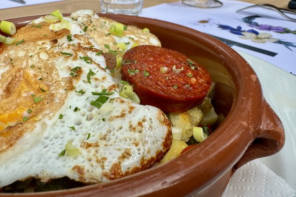 La marrania con huevos estrellados y sobrassada de Es Chic