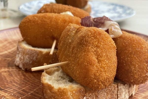 Menjar croquetes a Bilbao