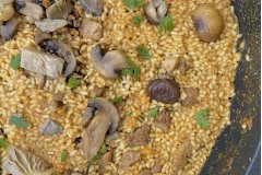 Rice with mushrooms and chestnuts