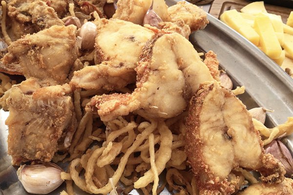 Cabracho frito con cebollas en el restaurante Aquarium Port Ciutadella