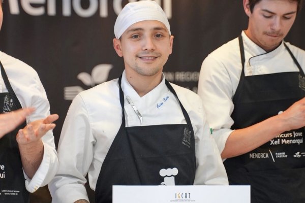 Óscar Roca finalise les détails de son « ragoût d'agneau » pour le European Young Chef Award