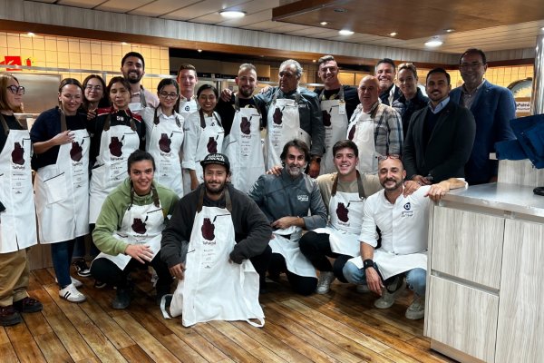 Des chefs, barmans et collaborateurs de Majorque et Minorque préparent plus de 1 200 repas en mer pour les personnes touchées par DANA