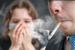 La UE recomienda prohibir el tabaco y los cigarrillos electrónicos en espacios al aire libre como las terrazas de bares