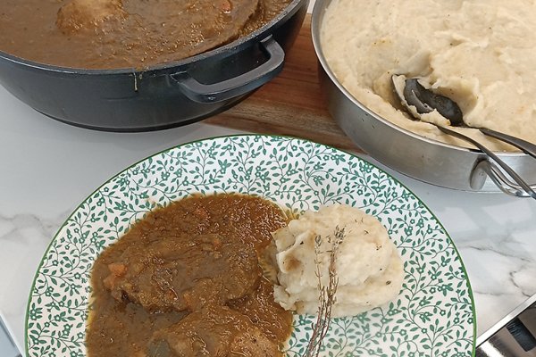 Carn amb salsa negra acompanyada de puré de patata de la tia Àgueda Gomila