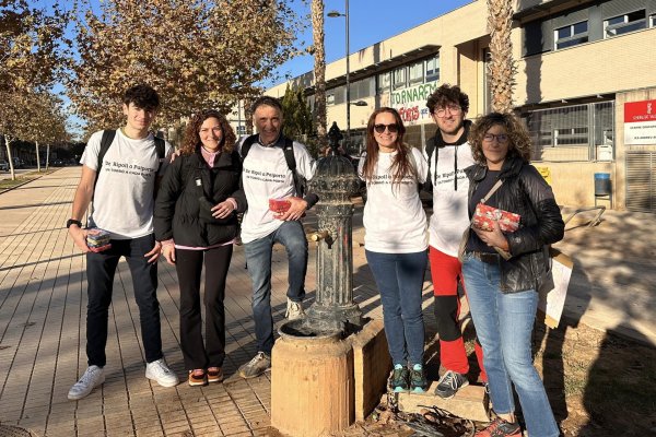 Some restaurateurs from Ripoll bring 2,524 solidarity nougats to Paiporta for Christmas to those affected by the flood