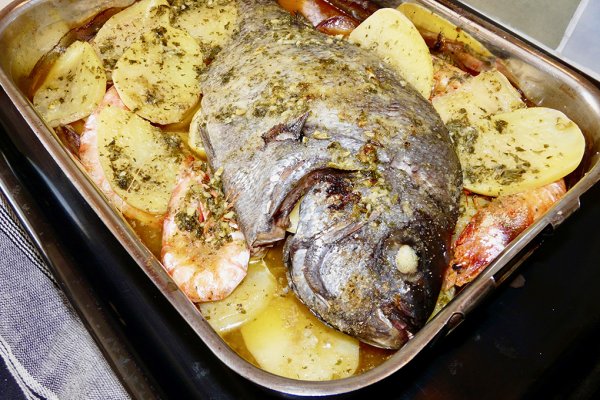 Chopa al horno con patatas. Foto: Bep Al·lès©