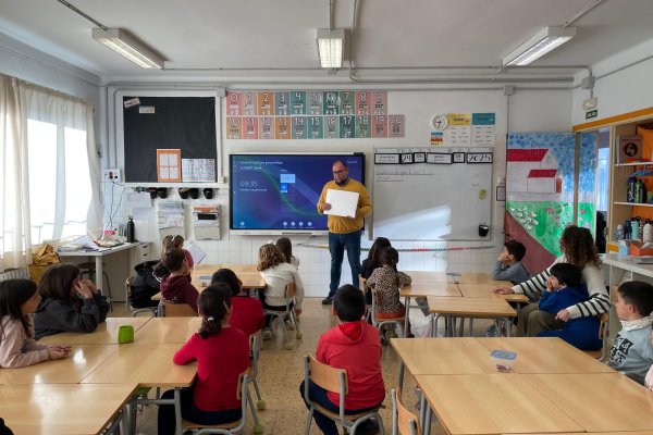 Bep Al·lès habla de las ensaimadas a los alumnos del Mare de Déu del Toro