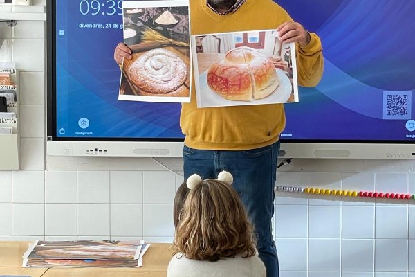 Bep Al·lès habla de las ensaimadas a los alumnos del Mare de Déu del Toro