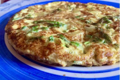 Tortilla de patatas y espárragos trigueros