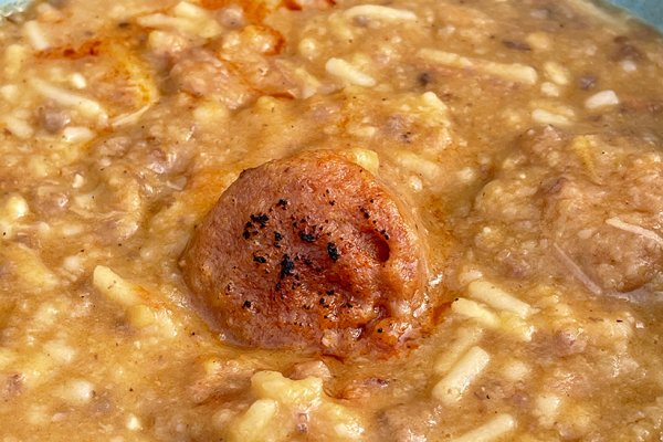 "Fava i fideus" (broad beans and noodles), a dish of the Carnivals